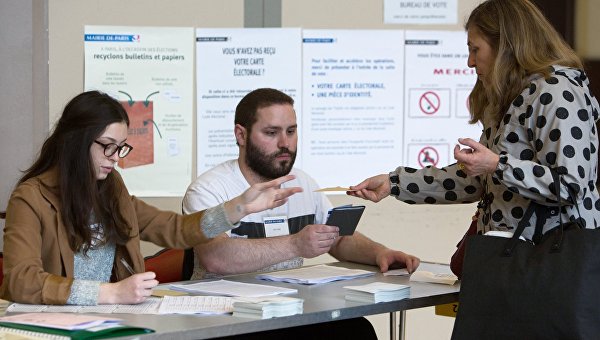 Избиратели голосуют на избирательном участке в Париже. Архивное фото