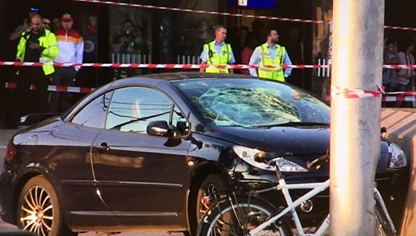 Автомобиль сбил пешеходов у центрального железнодорожного вокзала Амстердама