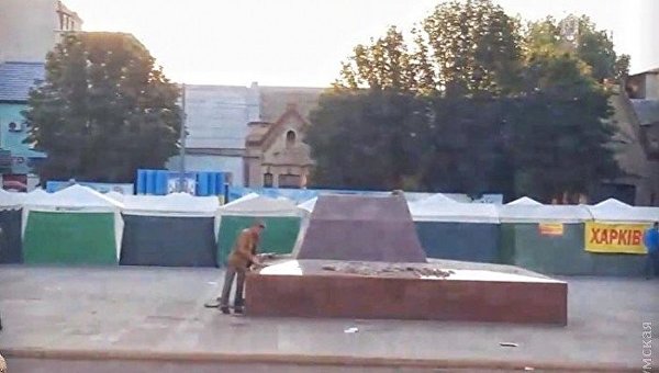 Под Одессой снесли памятник Котовскому