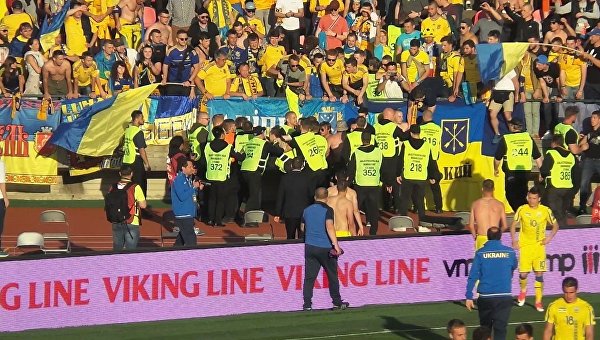 Несколько украинских фанов соскочили с трибун на беговые дорожки и бросились к игрокам, но мгновенно наткнулись на жесткий отпор стюардов