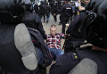 ОМОН задерживает демонстранта во время антикоррупционного протеста в России