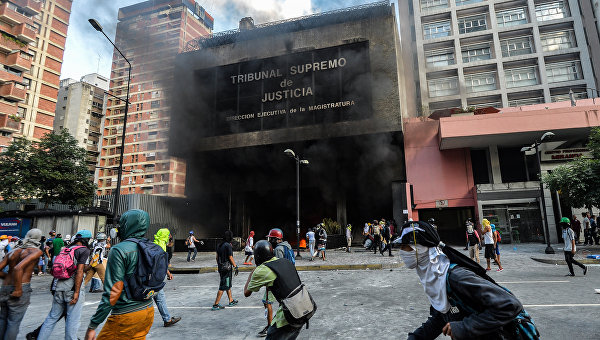 В Венесуэле подожгли здание Верховного суда