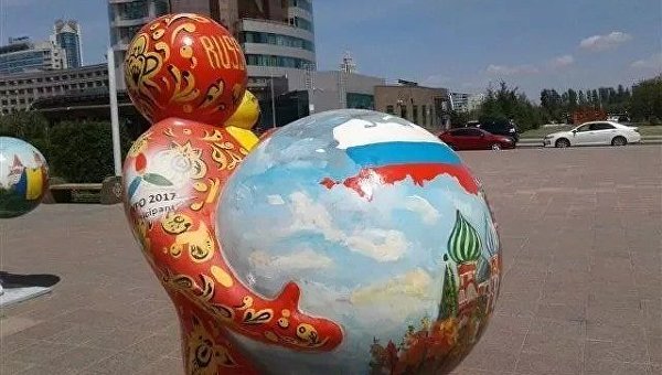 Фигура, держащая в руках шар с изображением карты РФ