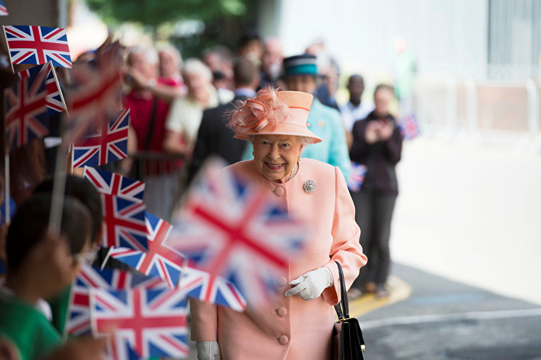 Британская королева Елизавета перед поездкой на поезде в честь празднования 175-й годовщины первого путешествия на поезде британского монарха