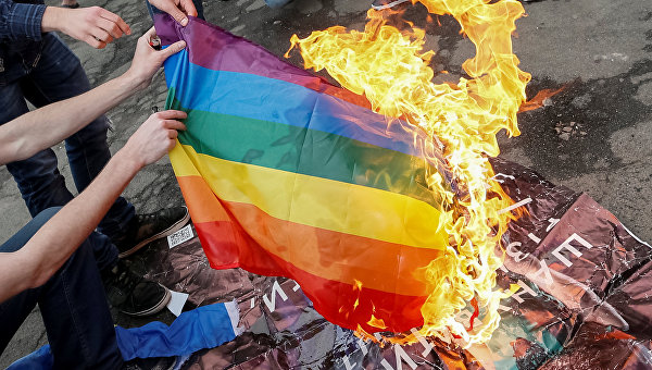 Активисты подожгли флаг ЛГБТ у Малой оперы в Киеве