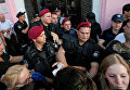 Правоохранители блокируют протестующих против ЛГБТ во время церемонии открытия форума Киевпрайд-2017
