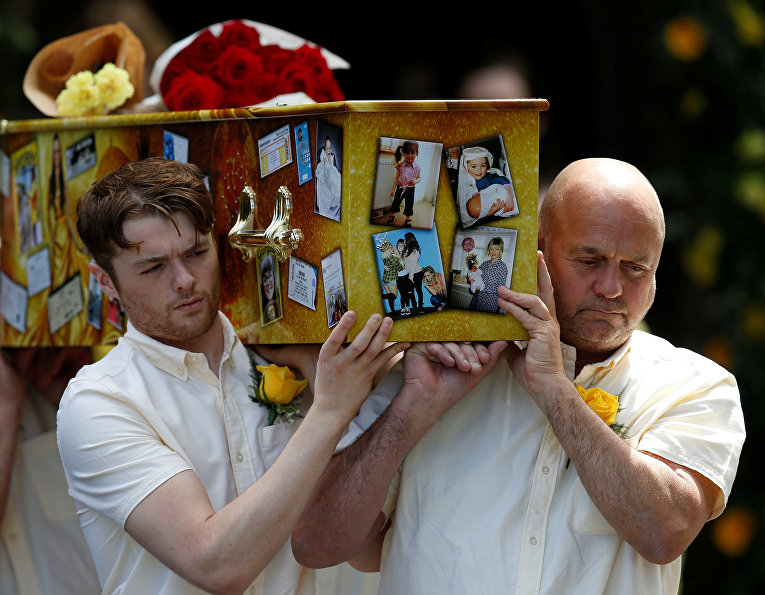 Родственники несут гроб жертвы теракта в Манчестере