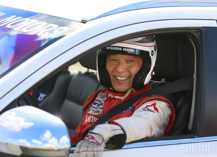 Двукратный победитель ралли Париж-Дакар, легенда японского автоспорта Хироси Масуока во время тест-драйва во Львове, 15 июня 2017