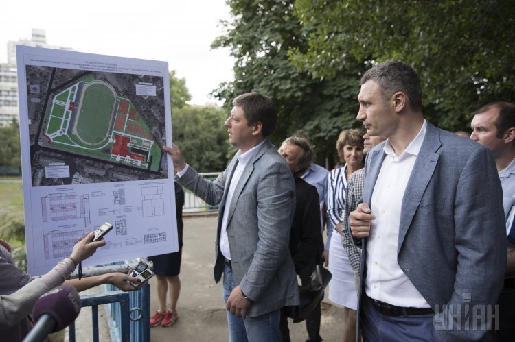 Мэр Киева Виталий Кличко во время выездного совещания на стадионе Старт в Киеве.