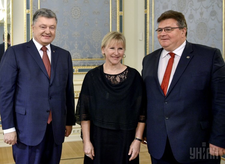 Президент Украины Петр Порошенко, министр иностранных дел Швеции Маргот Вальстрём и министр иностранных дел Литовской Республики Линас Линкявичюс во время встречи в Киеве.
