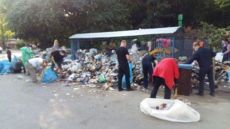 Львовяне начали самостоятельно убирать мусор во дворах многоэтажек