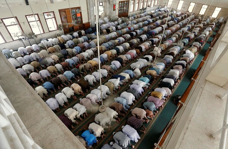 Пятничная молитва мусульман во время священного месяца Рамадан в Карачи