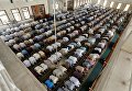 Пятничная молитва мусульман во время священного месяца Рамадан в Карачи