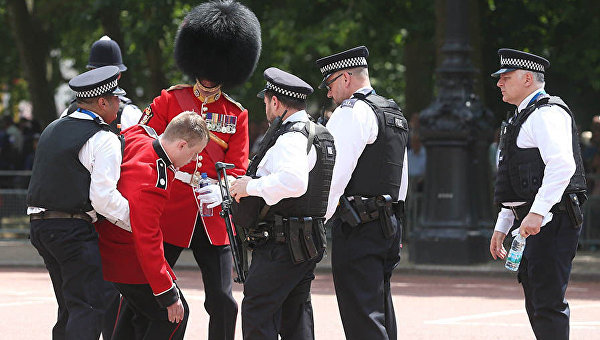 В Лондоне на церемонии в честь дня рождения Елизаветы II гвардейцы упали в обморок