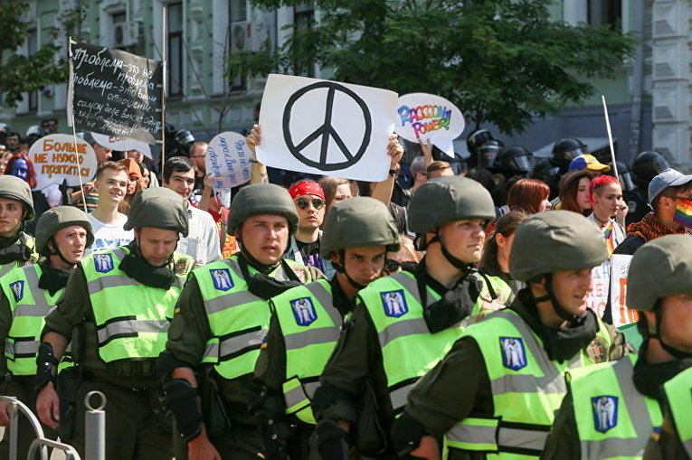 Правоохранители во время ЛГБТ-марша в Киеве