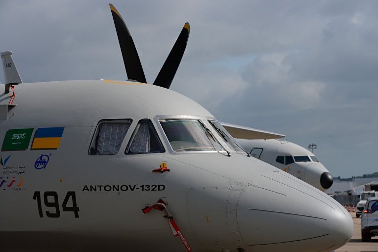 Самолет АН-132 представили на парижском авиасалоне в Ле Бурже