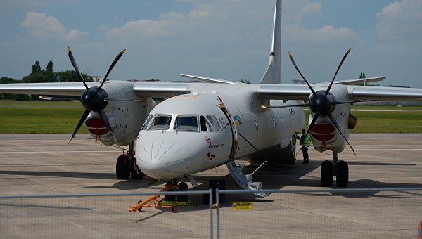 Самолет АН-132 представили на парижском авиасалоне в Ле Бурже