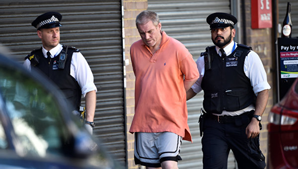 Сотрудники полиции задерживают человека возле места наезда на людей в Лондоне
