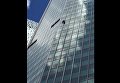 Мужчина залез на небоскреб Москва-сити без страховки