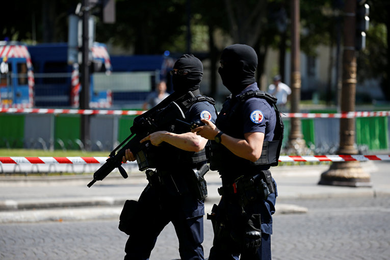 Полиция проводит операцию в районе Елисейских полей в Париже
