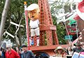 Мужчина в маске Трампа во время Fremont Solstice Parade, который проводится в день летнего солнцестояния, в Сиэтле (США)