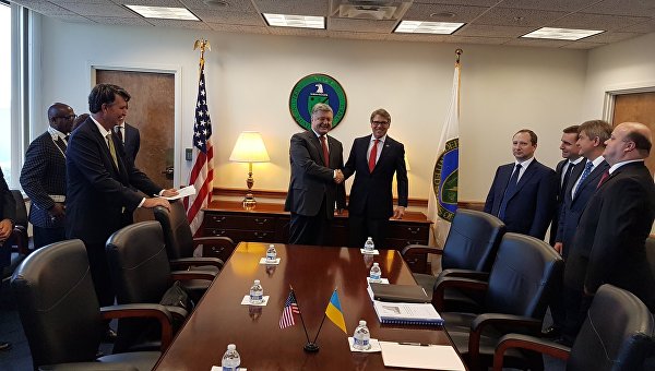 Петр Порошенко проводит в Вашингтоне встречу с министром энергетики США