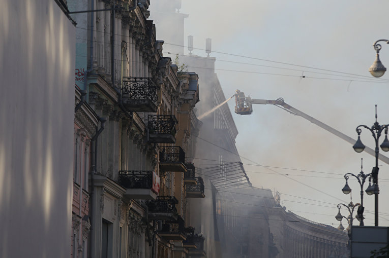 Тушение пожара на Крещатике в Киеве, 20 июня 2017