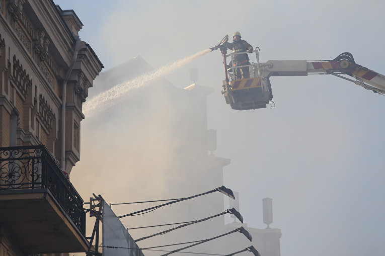 Тушение пожара на Крещатике в Киеве, 20 июня 2017