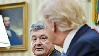Президент Украины Петр Порошенко (слева) и президент США Дональд Трамп во время встречи