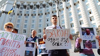 В Киеве пикетируют Кабмин с требованием отставки Авакова