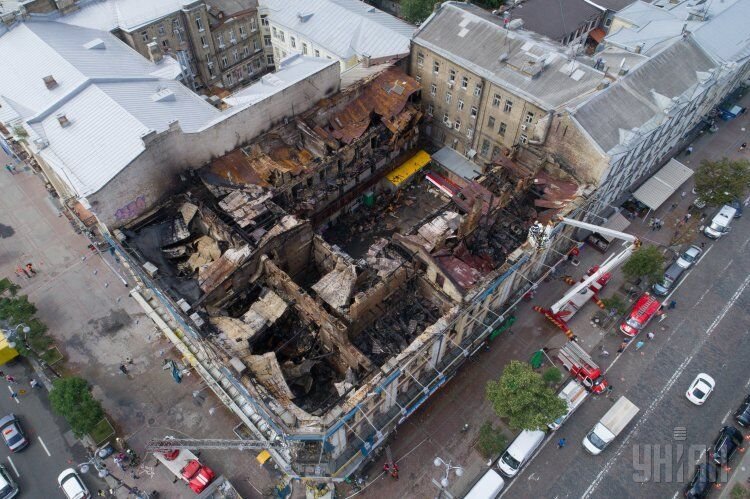 Последствия пожара здания в центре Киева