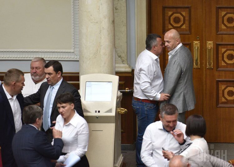 Народные депутаты Игорь Кононенко и Иван Мельничук во время заседания Верховной Рады