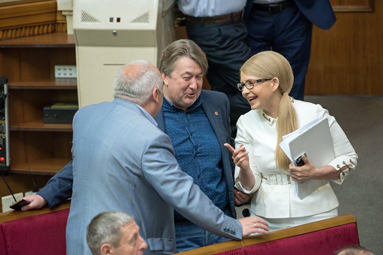 Летняя Рада. Парасюк в шлепках, Савченко с голыми плечами и Тимошенко в белом