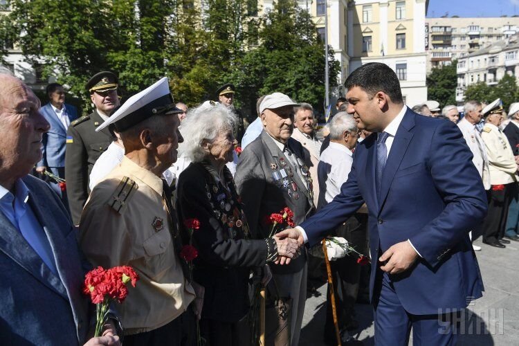 Премьер-министр Украины Владимир Гройсман и ветераны во время возложения цветов к могиле Неизвестного солдата