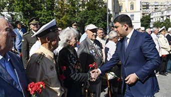Премьер-министр Украины Владимир Гройсман и ветераны во время возложения цветов к могиле Неизвестного солдата