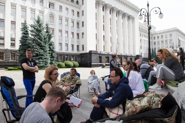 Олег Березюк и Оксана Сыроед продолжают голодовку у здания Администрации Президента в Киеве