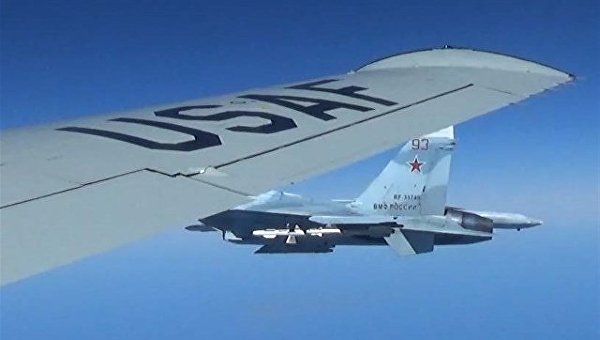 Сближение российского Су-27 с самолетом-разведчиком США RC-135U