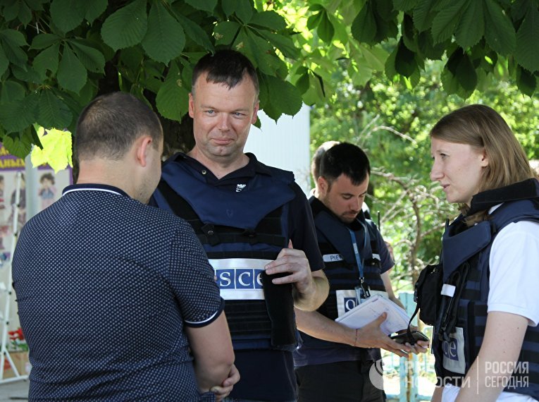 Первый замглавы СММ ОБСЕ в Украине А. Хуг посетил г. Ясиноватая в Донецкой области