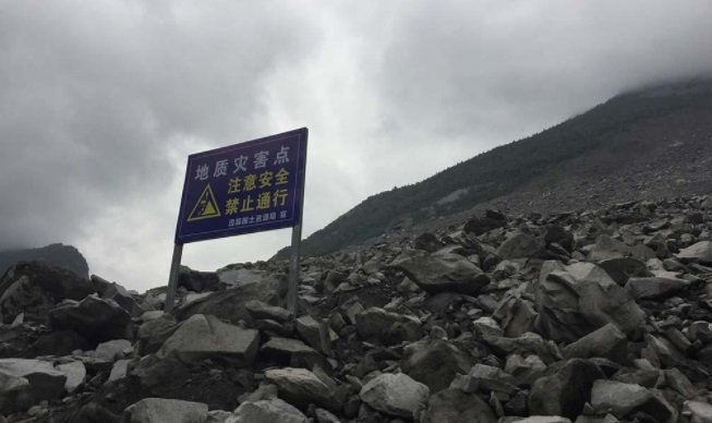 Оползень сошёл вблизи населенного пункта Деси уезда Моасянь провинции Сычуань в Китае