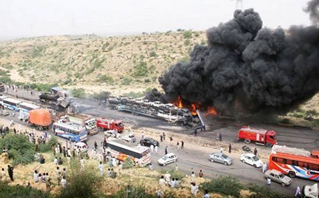 В Пакистане горел бензовоз