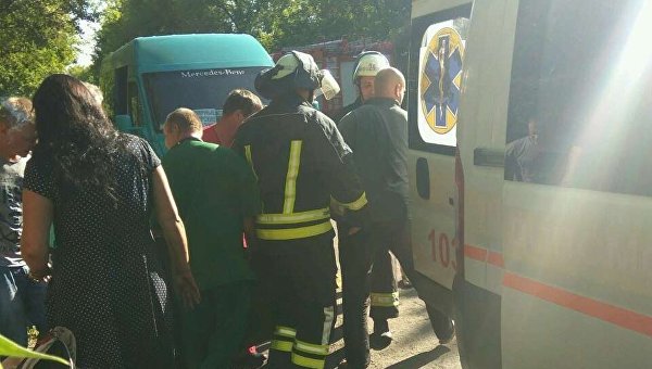 В Луганской области автобус с пассажирами съехал с трассы и перевернулся