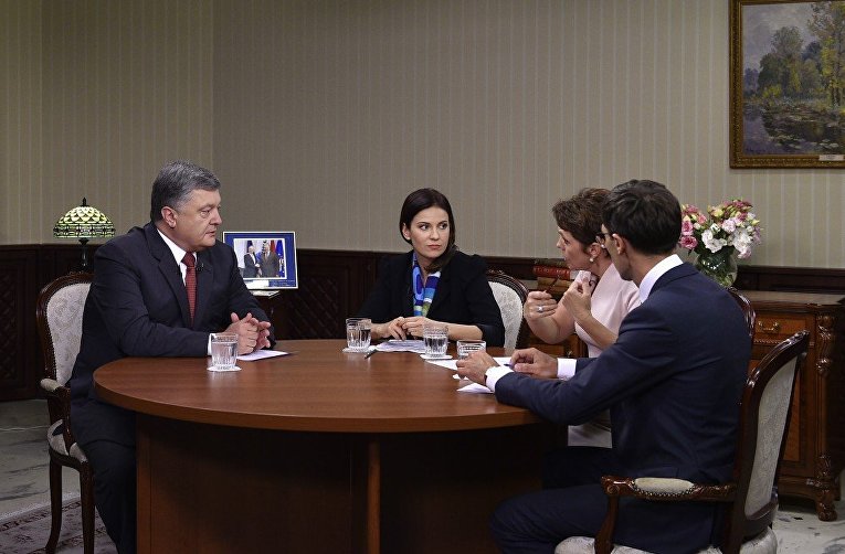 Порошенко дал интервью телеканалам