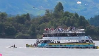 Судно со 150 туристами затонуло в Колумбии. Кадры трагедии. Видео