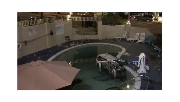 В США автомобиль упал в гостиничный бассейн