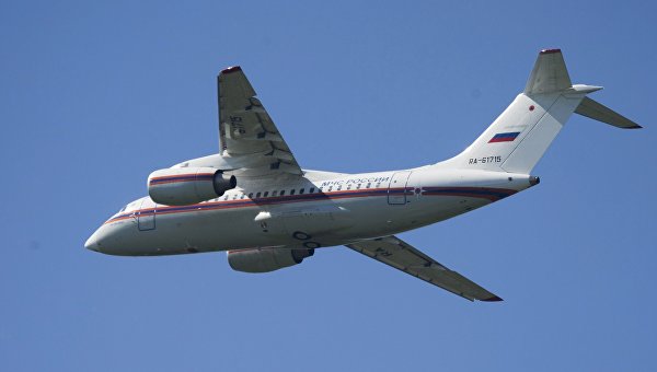 Самолет МЧС Ан-148-100EМ на демонстрационных учениях