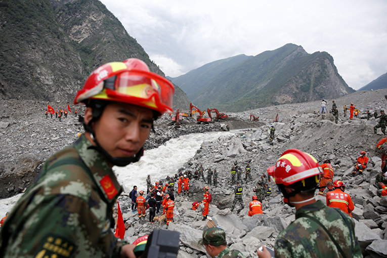 По меньшей мере, 118 человек пропали без вести в результате схода оползня на деревню Синьмо на юго-западе Китая.