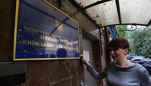 Елена Лукаш возле здания Киевского следственного изолятора (Лукьяновское СИЗО) по делу Игоря Гужвы