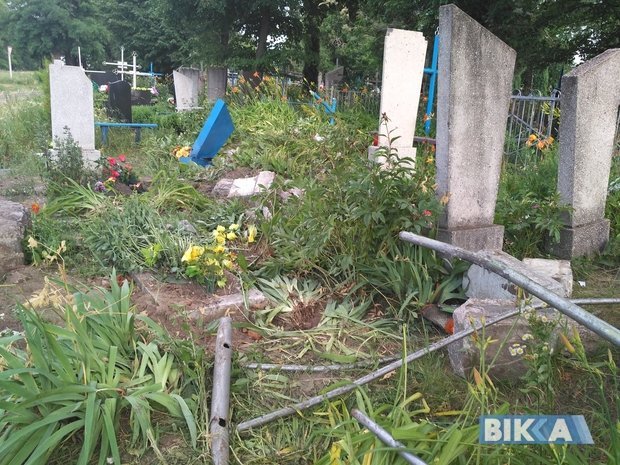 В Черкассах выпускники угнали автобус и разгромили кладбище