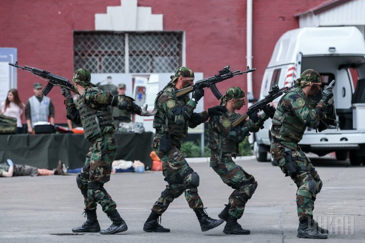 Демонстрация рукопашного боя личным составом роты спецназначения Нацгвардии во время празднования 25-ой годовщины создания военной части 2260 НГУ.
