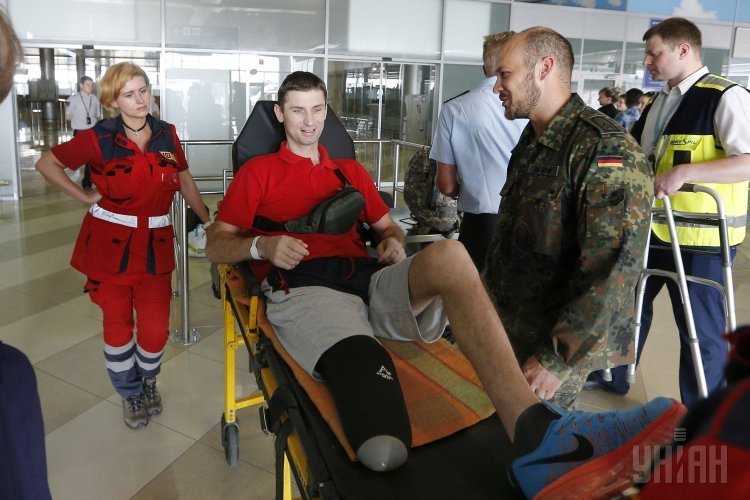 Раненые участники АТО едут на лечение в Германию.